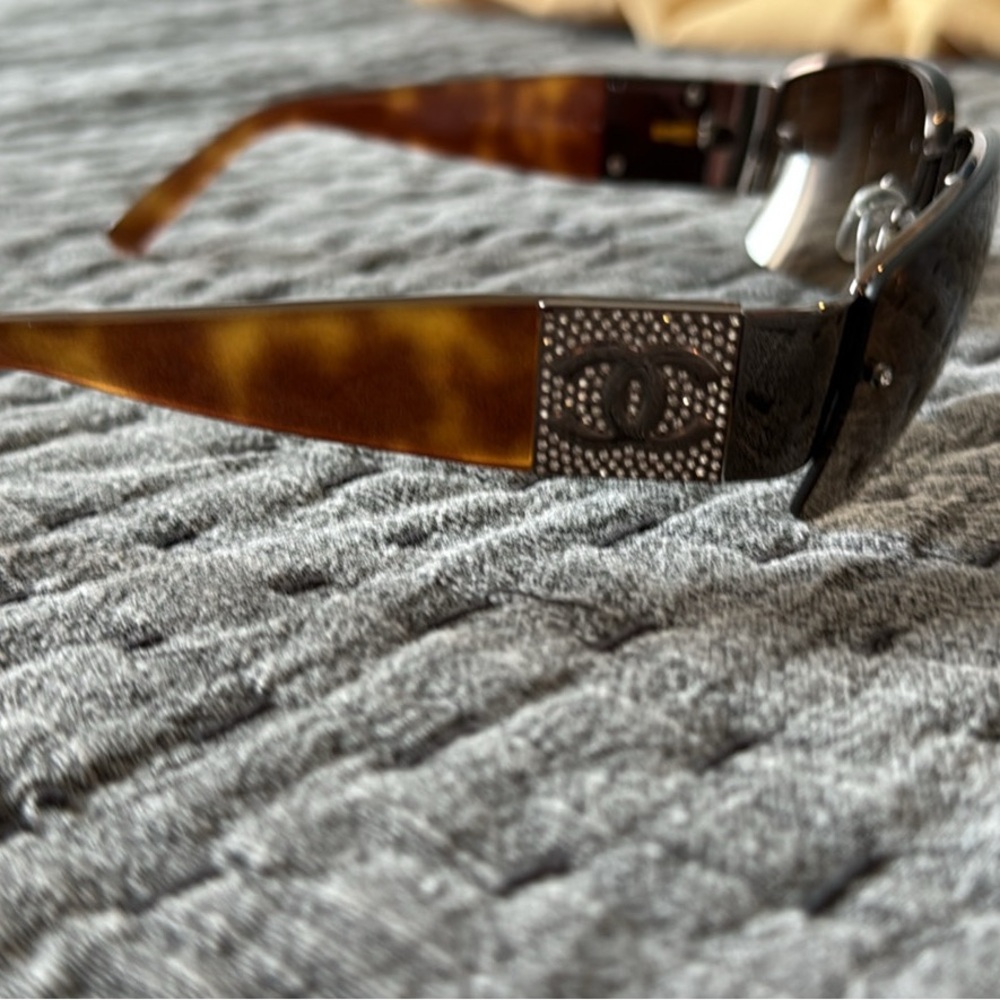 Women’s Chanel Gradient Brown Lens Sunglasses - Picture 2 of 3